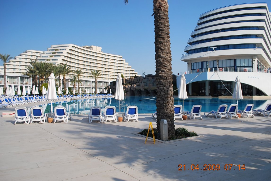 imagini hotel TITANIC LARA